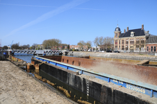 900232 Gezicht op de Muntbrug over het Merwedekanaal te Utrecht, met rechts de Rijksmunt (Leidseweg 90).